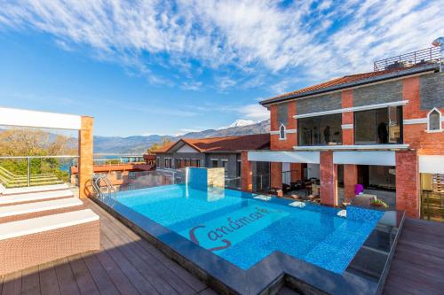 Swimmingpoolen hos eller tæt på Landmark Pokhara