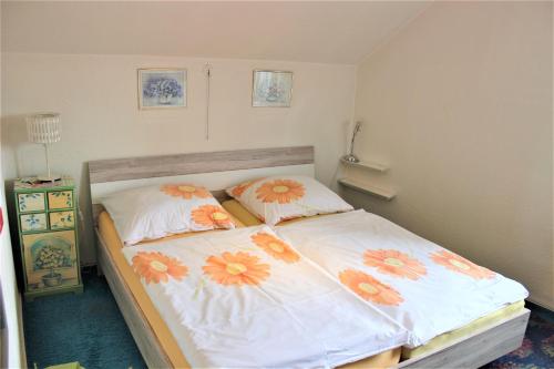a bedroom with two beds with flowers on them at Hotel zur Post Schwanheim in Frankfurt/Main