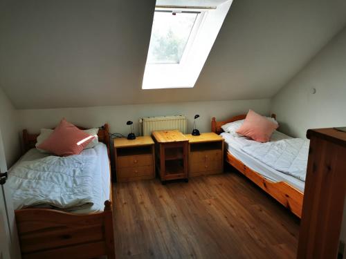 two twin beds in a room with a window at Ferienwohnungen und Ferienhaus im Nixenweg in Hohwacht