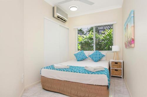 Katil atau katil-katil dalam bilik di The Beach House 3BR Waterfront Apartment, Own WIFI