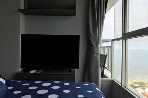 En tv och/eller ett underhållningssystem på Stunning Seaview Suite