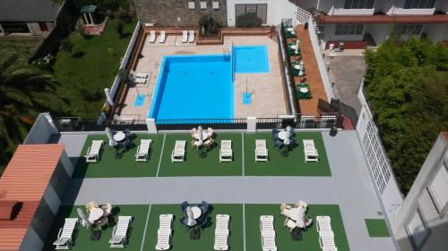 Výhled na bazén z ubytování Hotel Sarga nebo okolí