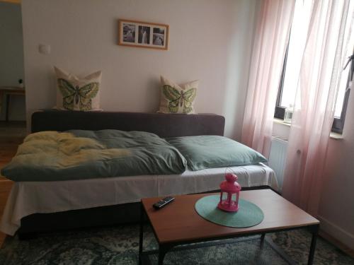 um quarto com uma cama e uma mesa de centro com uma mesa em SECOND HOME bitte beachten Sie den Check in und Check out em Neuss