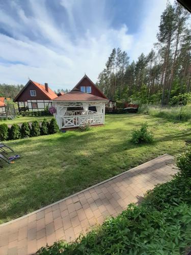 ZałakowoにあるStanlejówkaの庭付きの家の景色