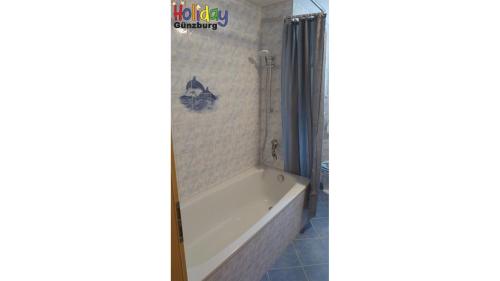 Das Bad ist mit einer Badewanne und einer Dusche ausgestattet. in der Unterkunft Ferienwohnung Jungle Adventure in Günzburg