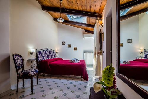 マッサ・ルブレンセにあるAgriturismo Il Giardino di Viglianoのベッドルーム1室(赤いシーツを使用したベッド2台付)