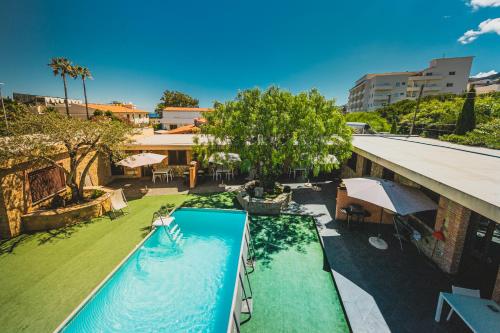 vista sul tetto di una piscina in un cortile di Residence Cala Grande a Cefalù