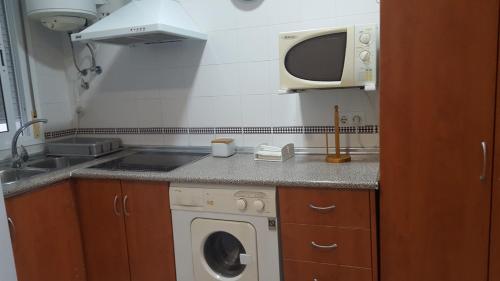 Kuchyňa alebo kuchynka v ubytovaní APARTAMENTO CONILSATURNO B de dos dormitorios
