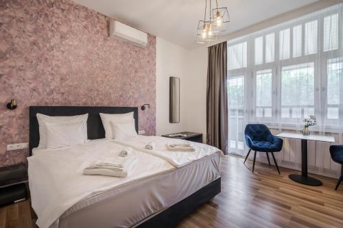 Un pat sau paturi într-o cameră la Hotel Clariss
