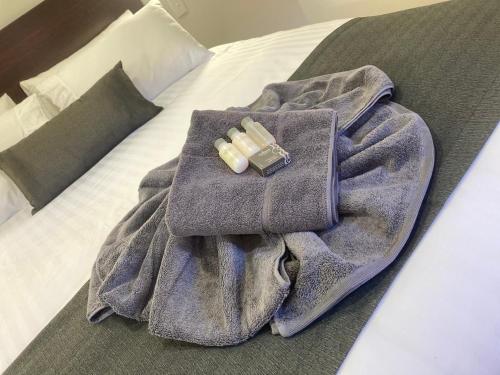 um cobertor numa cama com dois comprimidos em Mia Mia House in the Desert em Newman
