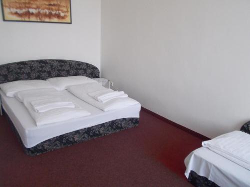 Postel nebo postele na pokoji v ubytování Hotel U Hroznu