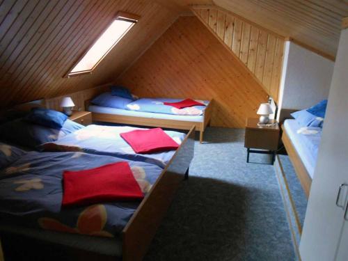 Ein Bett oder Betten in einem Zimmer der Unterkunft Ferienwohnungen Langer