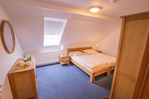 Schlafzimmer mit einem Bett und einem Fenster in der Unterkunft Gästehaus Waldeslust in Espenau