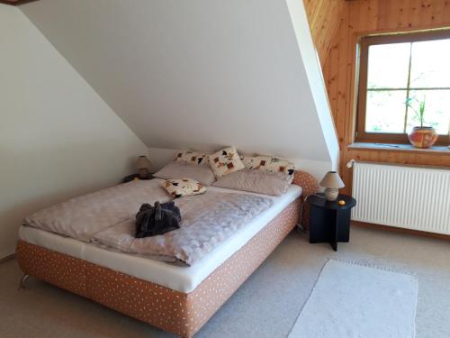 Postel nebo postele na pokoji v ubytování Ein Bett im Kornfeld - Haus Weitblick - mit Innenpool