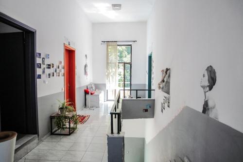 korytarz z białymi ścianami i umywalką w pokoju w obiekcie Hostel Durres w Durrës