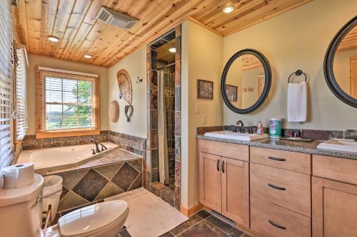 ein Badezimmer mit einer Badewanne, einem WC und einem Waschbecken in der Unterkunft Blue Ridge Parkway House with Mountain Scenery! in Glade Valley