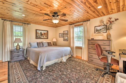 ein Schlafzimmer mit einem Bett und einer Holzdecke in der Unterkunft Blue Ridge Parkway House with Mountain Scenery! in Glade Valley