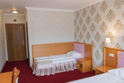 Кровать или кровати в номере Hotel Uzunski