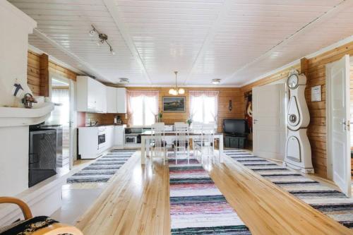 un ampio soggiorno con un grande tappeto sul pavimento di Akselin Lomatupa a Kauhajoki