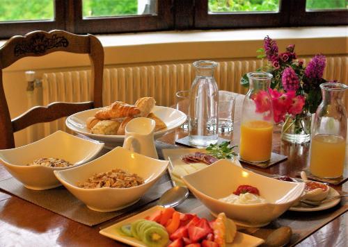 Le ChillouにあるChateau L'Orangerieのお椀とオレンジジュース