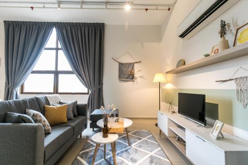 Televisyen dan/atau pusat hiburan di Pinnacle Duplex@6Pax-5m Walk to Paradigm Mall+WIFI