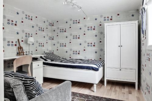 1 dormitorio con cama y escritorio en Mäster Lars en Strängnäs