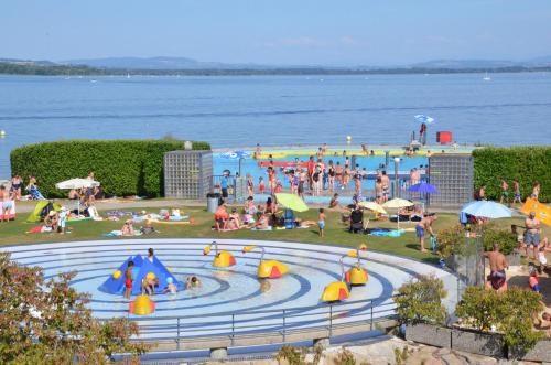 un grand groupe de personnes dans un parc aquatique dans l'établissement Appartements Vacances Saars 33, à Neuchâtel