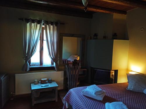 a bedroom with a bed and a window at Foris House in Víkos