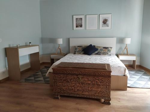 sypialnia z łóżkiem i biurkiem z 2 lampami w obiekcie EntreSocalcos w mieście Loriga