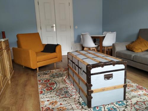 a living room with an old trunk sitting on a rug at EntreSocalcos in Loriga