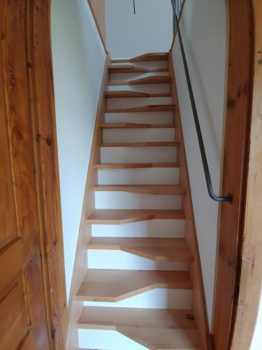 a stairwell in a house with a wooden door at Ferienhaus zur Opernsängerin in Hartberg