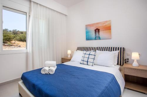 Postel nebo postele na pokoji v ubytování Kalathos Sea View House