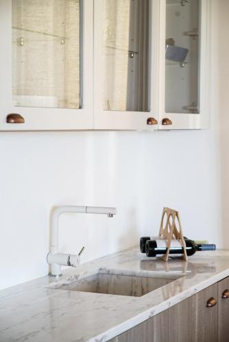 a kitchen counter with a sink and a faucet at Casas de Santa Rita in Évora Monte