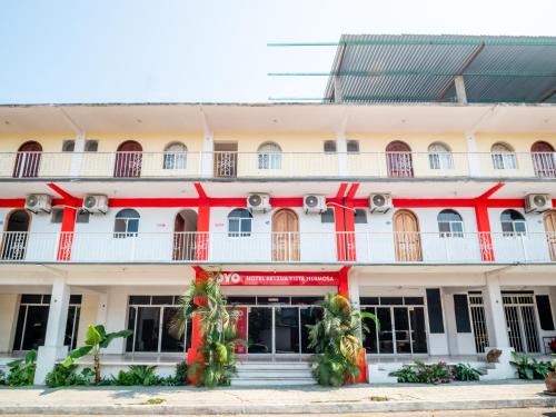 Cet hôtel occupe un bâtiment rouge et blanc. dans l'établissement OYO Hotel Betsua Vista Hermosa, Huatulco, à Santa Cruz Huatulco