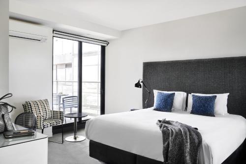 Un pat sau paturi într-o cameră la Punthill South Yarra Grand