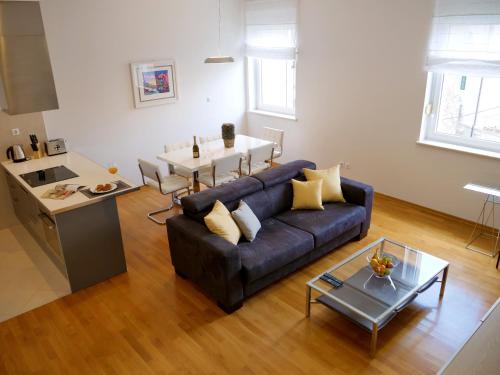 sala de estar con sofá y mesa en Furioso Apartments, en Split