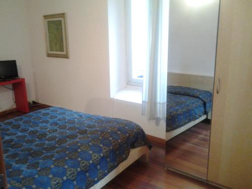 A bed or beds in a room at Hotel Perla