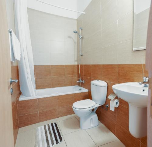 een badkamer met een toilet en een wastafel bij Elegant 1 Bedroom Apartment - Great Kings Resort Protaras, Kapparis in Paralimni