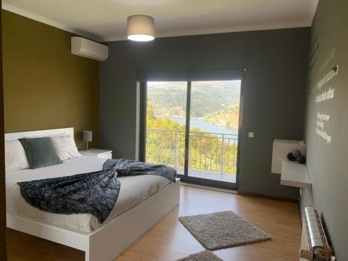 Tempat tidur dalam kamar di Douro Nest Houses