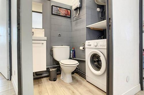 La salle de bains est pourvue de toilettes et d'un lave-linge. dans l'établissement Les Terrasses fleuries du Port, à Saint-Cyprien