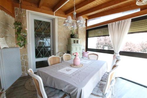 une salle à manger avec une table et des chaises blanches dans l'établissement Colmar City Center - Apartment Duplex MARIGNY - BookingAlsace, à Colmar