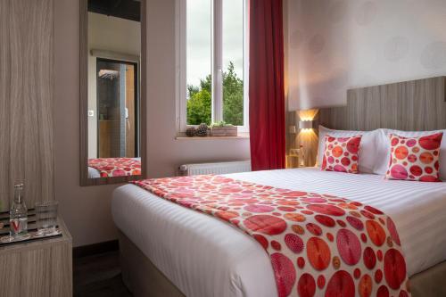um quarto com uma cama grande e uma cortina vermelha em Cocoon inn em Cucq