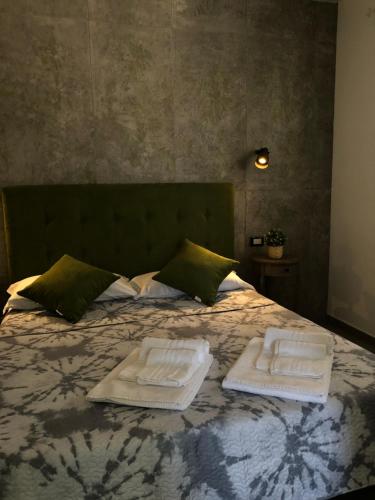 1 dormitorio con 1 cama con 2 toallas en B&B Scala dei Turchi, en Realmonte
