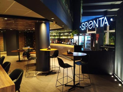 a bar with chairs and tables in a restaurant at ibis Jundiai Shopping in Jundiaí