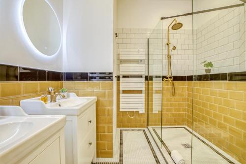 une salle de bain avec un lavabo et une douche en verre dans l'établissement Sweett - Atelier Napoleon, à Paris
