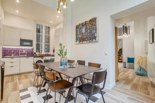 une cuisine et une salle à manger avec une table et des chaises dans l'établissement Sweett - Atelier Napoleon, à Paris