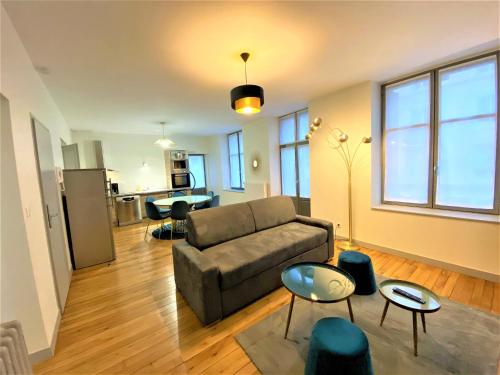 un salon avec un canapé et une table dans l'établissement Appartements Rue Sarret XXL, à Angers