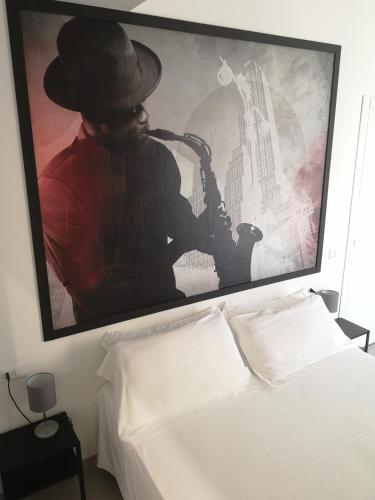 a picture of a man with a hat on a wall at SMART Rooms Pistoia in Pistoia