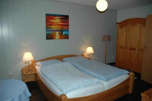 
Ein Bett oder Betten in einem Zimmer der Unterkunft Hotel Kappelner Hof
