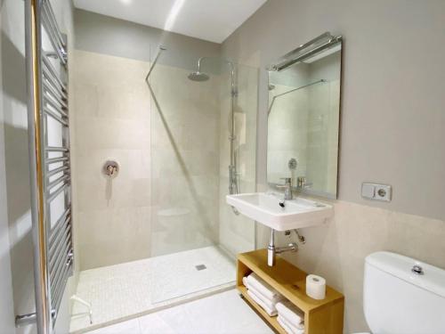 uma casa de banho com um lavatório e um chuveiro em Boscimar em Sant Lluis